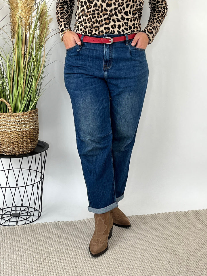 Frontalansicht der weiten Jeans mit silberner Schnalle am Gürtel