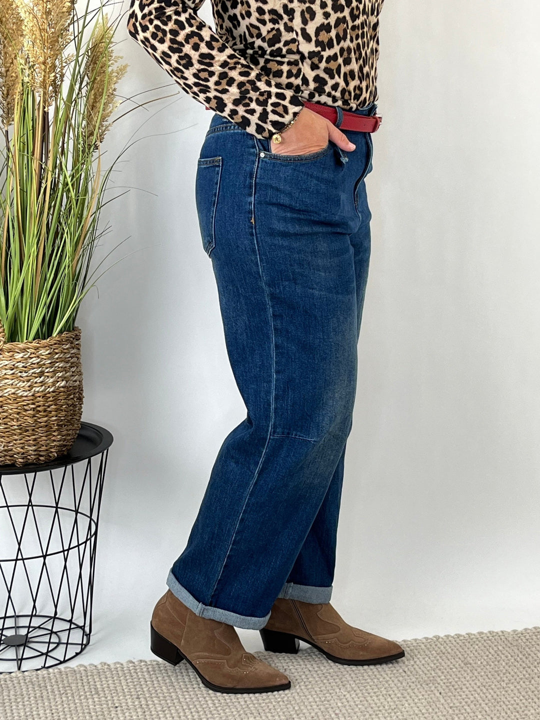 Dunkelblaue Wide Leg Jeans mit umgeschlagenen Beinen und rotem Gürtel
