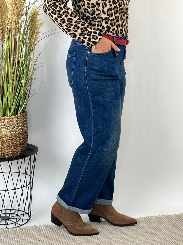 Dunkelblaue Wide Leg Jeans mit umgeschlagenen Beinen und rotem Gürtel