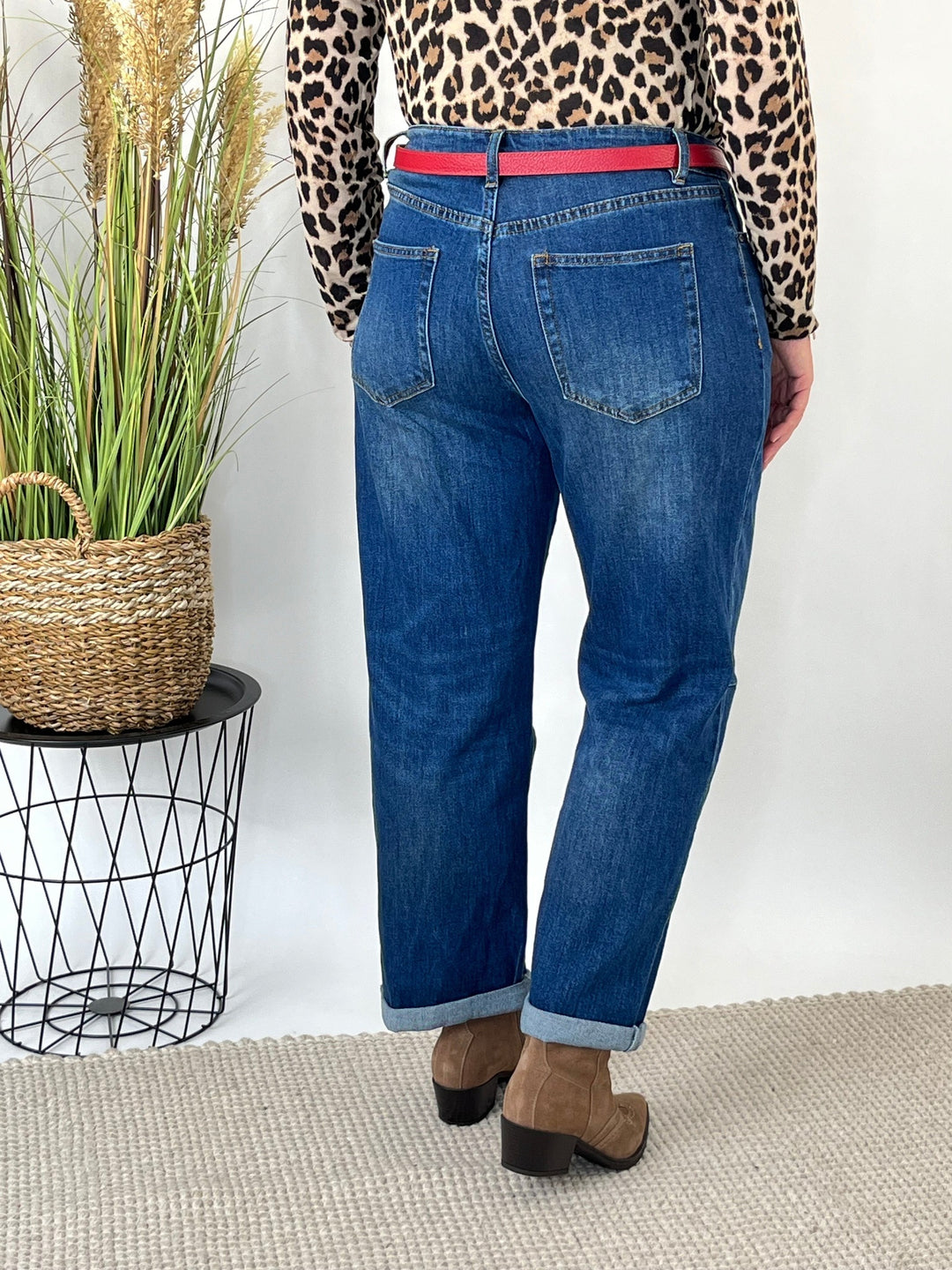 Rückansicht der dunkelblauen Jeans mit zwei hinteren Taschen