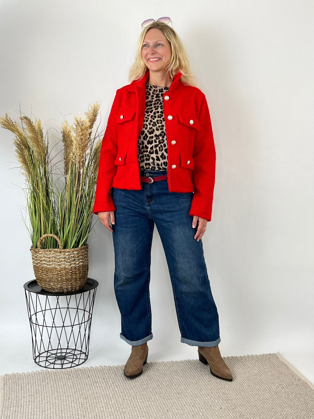 Lässiger Look: Dunkelblaue Jeans mit roter Jacke und Leopardenprint