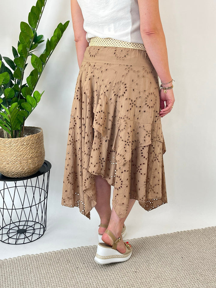 Rückansicht asymmetrischer Baumwollrock mit Blumen-Lochstickerei