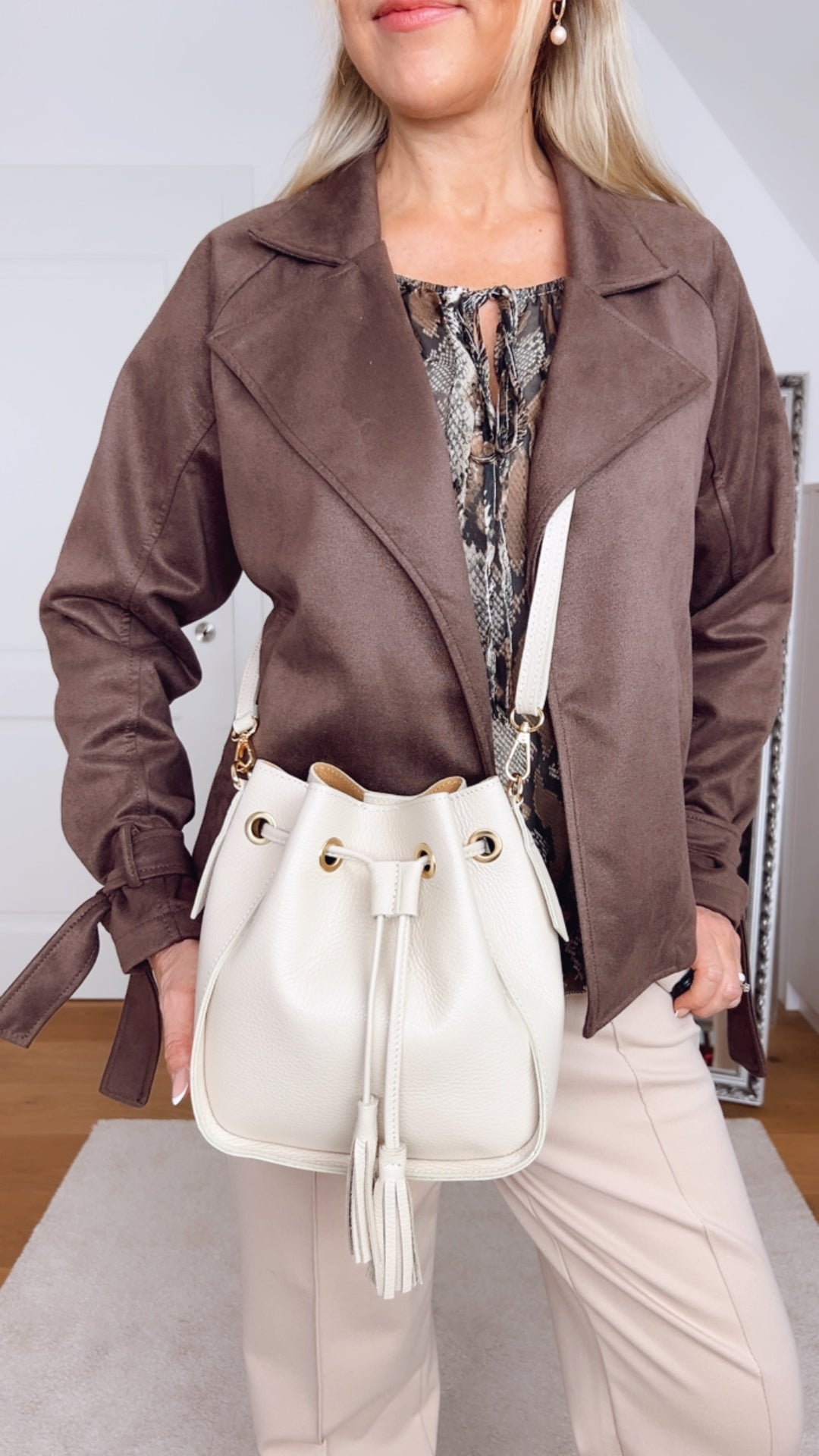 Bucket Bag aus Echtleder mit goldfarbenen Zierelementen von Bella Vita - Mode & Lifestyle