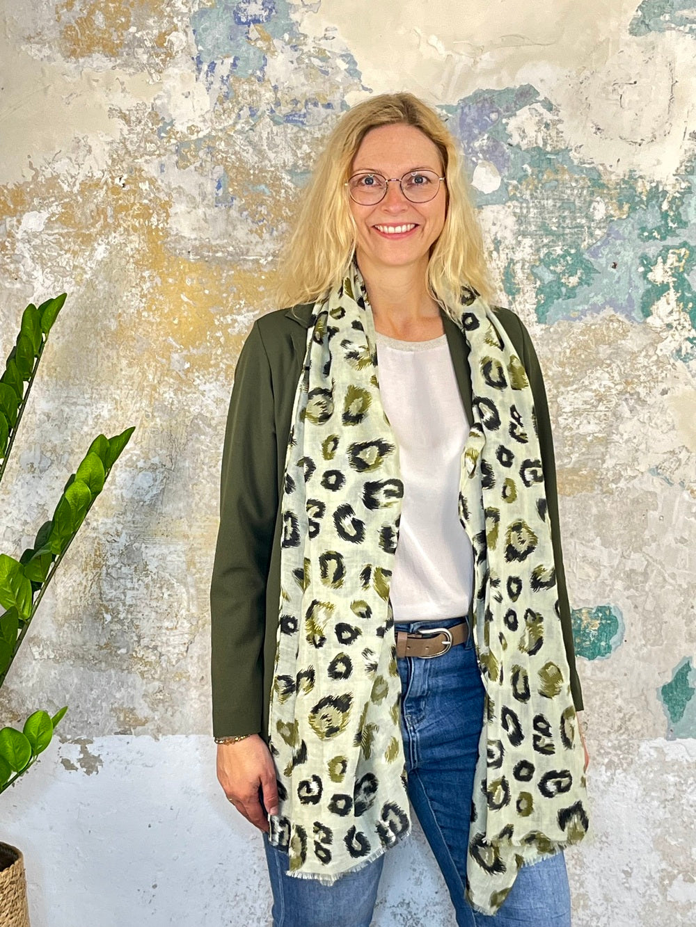 Leichter Schal aus Viskose, Animalprint