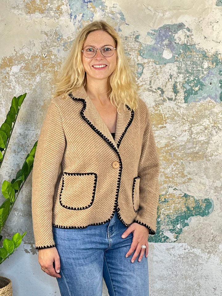 Blazer mit Kontrastnähten, ecru und cognac