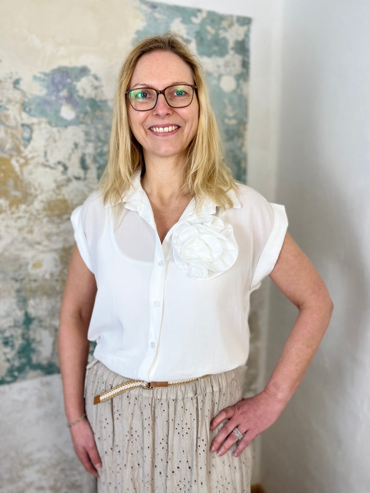Bluse mit Ansteckblüte, ärmellos