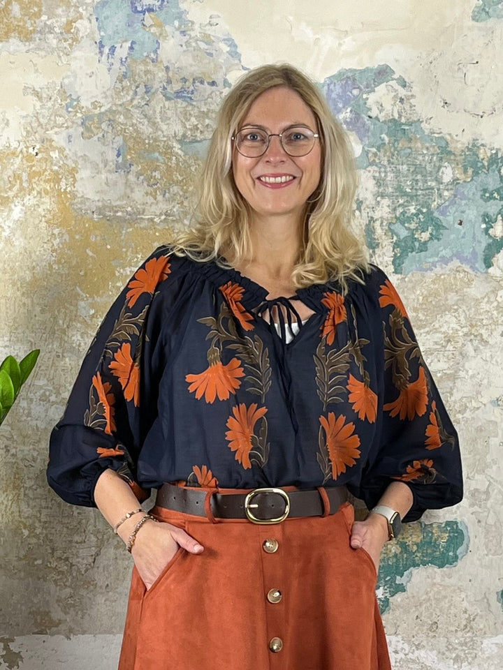 Bluse mit Alloverdruck und elastischen Abschlüssen, marine