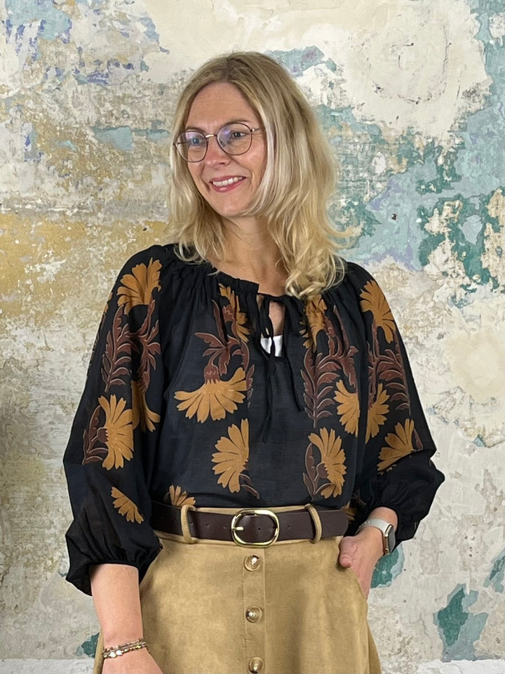 Bluse mit Alloverdruck und elastischen Abschlüssen, schwarz