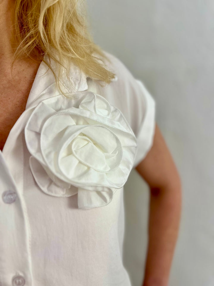 Bluse mit Ansteckblüte, ärmellos