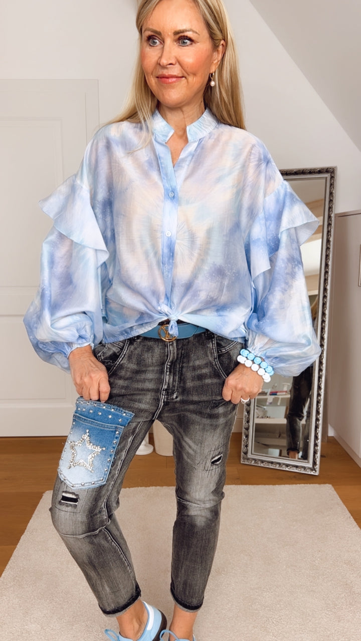 Rüschenbluse Batik, hellblau von Bella Vita - Mode & Lifestyle