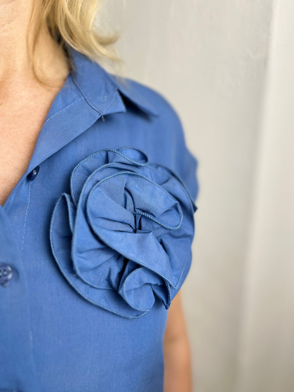 Bluse mit Ansteckblüte, ärmellos