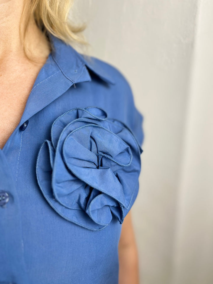 Bluse mit Ansteckblüte, ärmellos