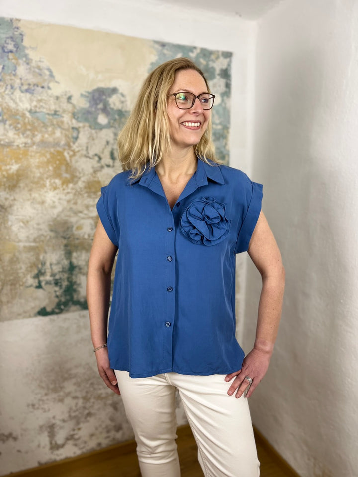 Bluse mit Ansteckblüte, ärmellos
