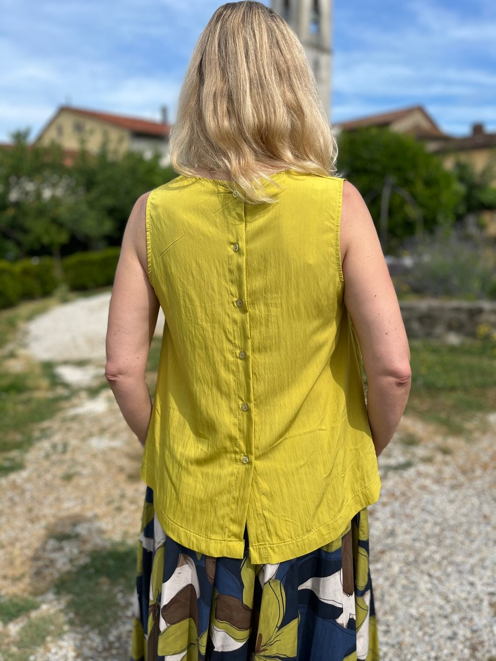 Bluse ärmellos, hinten geknöpft