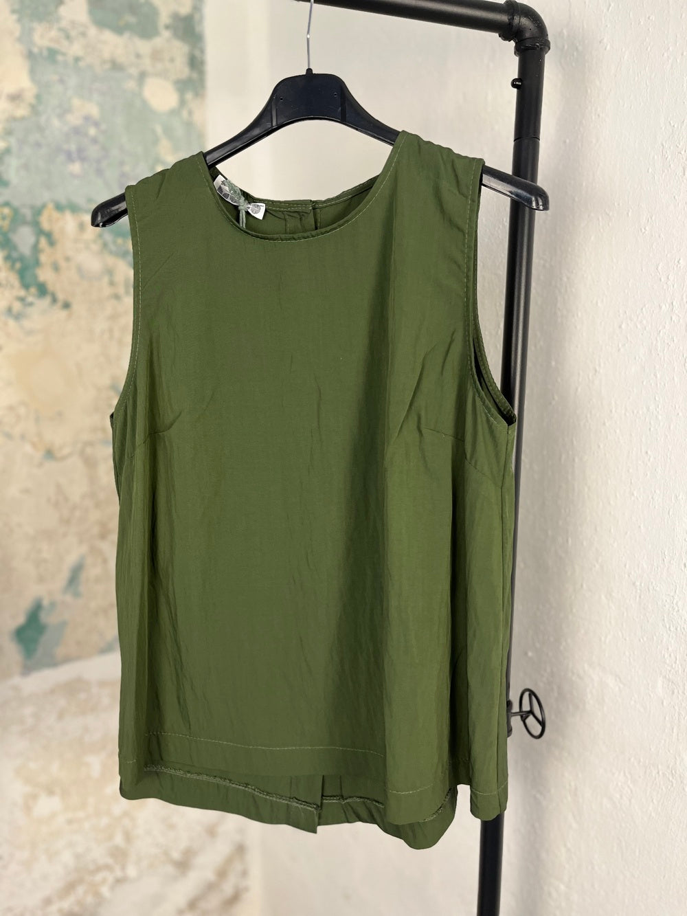 Bluse ärmellos, hinten geknöpft