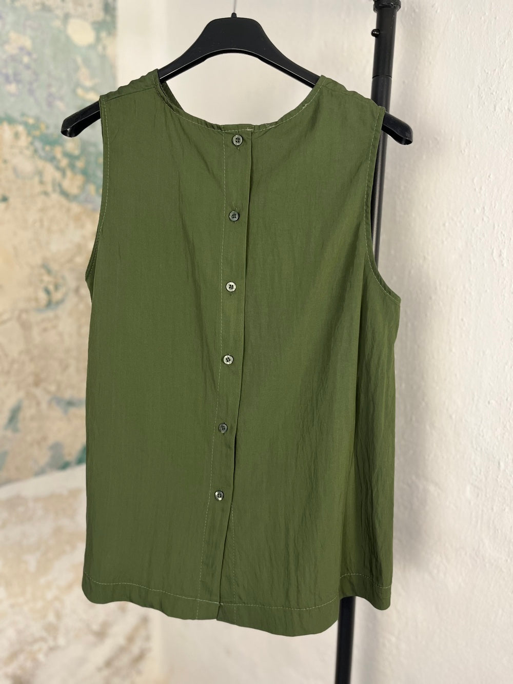 Bluse ärmellos, hinten geknöpft
