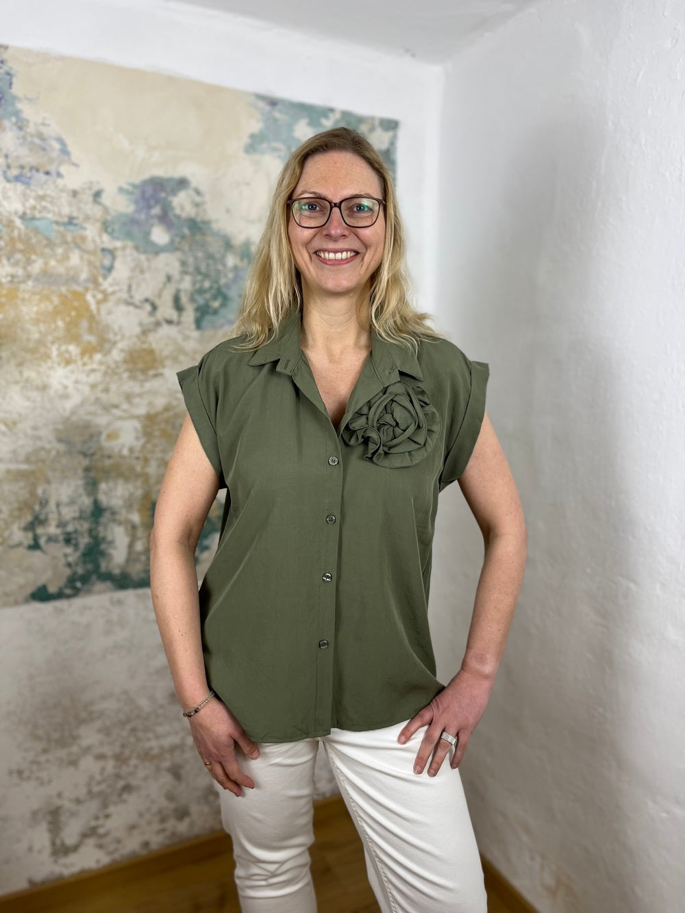Bluse mit Ansteckblüte, ärmellos