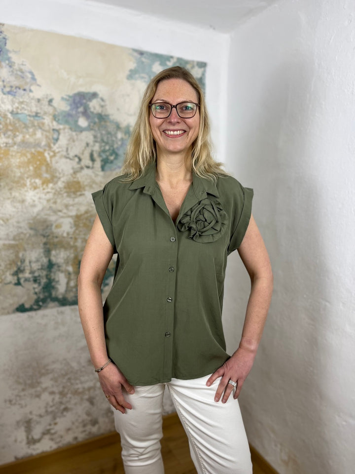 Bluse mit Ansteckblüte, ärmellos