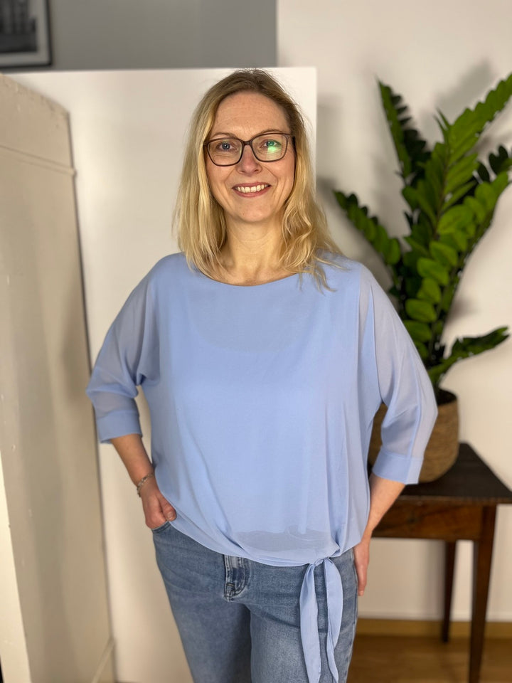 Bluse mit 3/4-Arm und Knoten am Saumabschluss