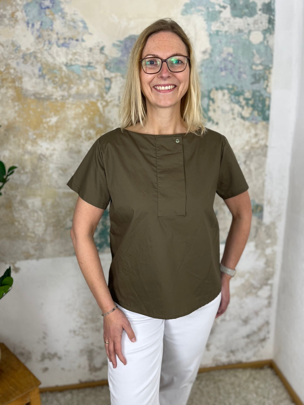 Kurzarm-Bluse mit Zierblende vorne