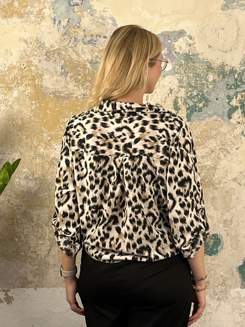 Bluse mit Leoprint und Glitzersteinchen, beige
