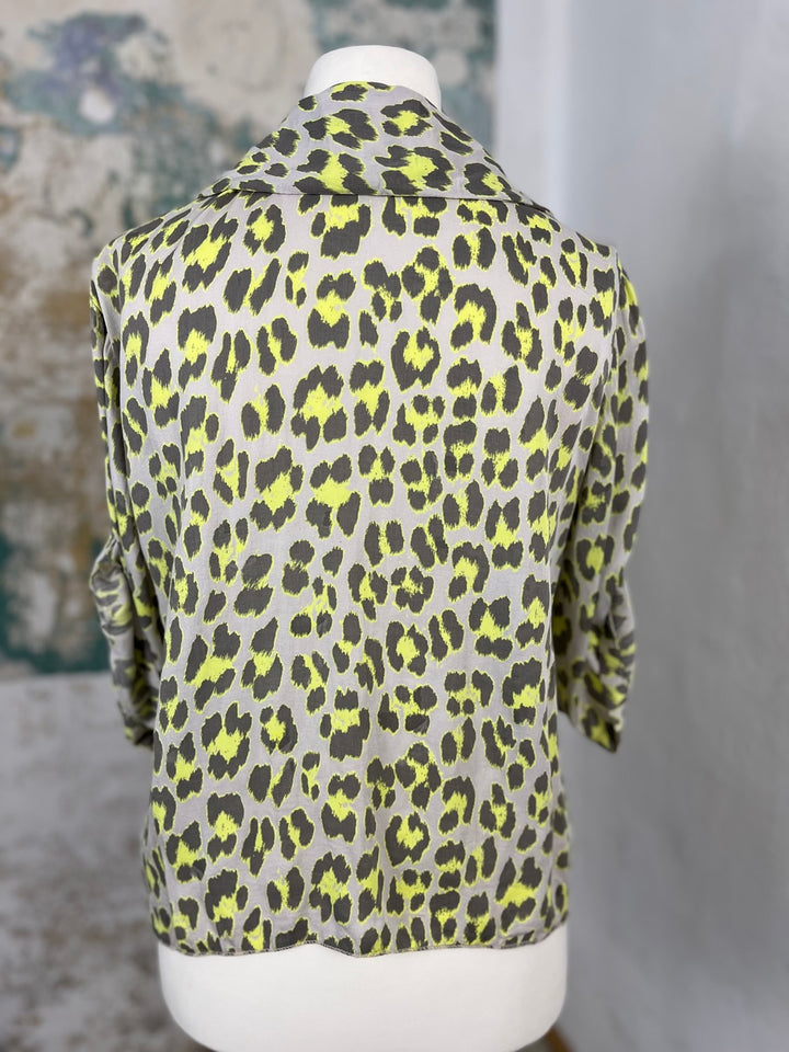 Bluse im Leomuster, Neon