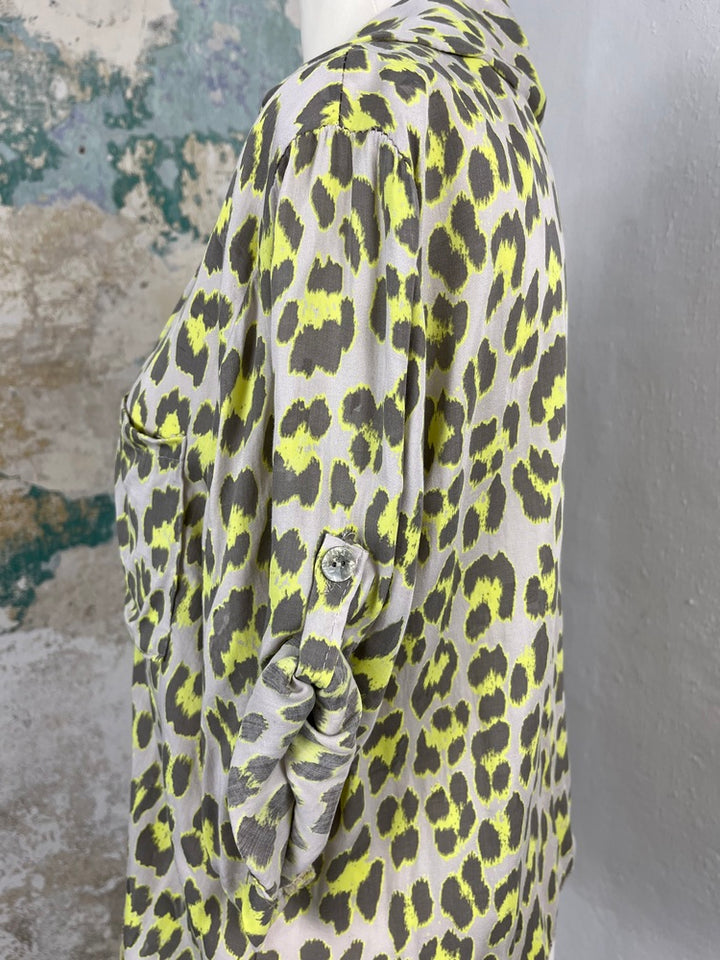 Bluse im Leomuster, Neon