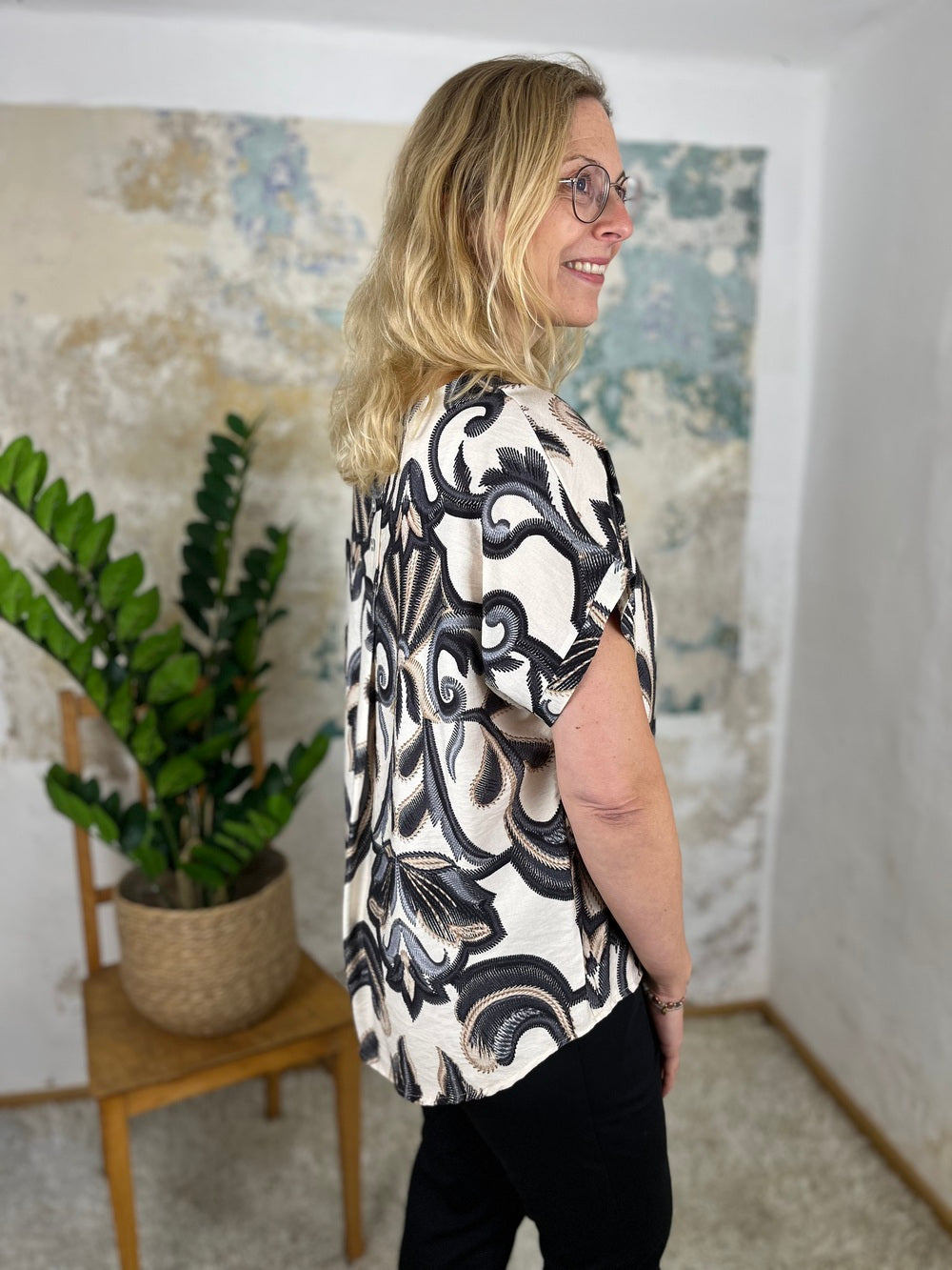 Blusenshirt Alloverdruck, schwarz-ecru