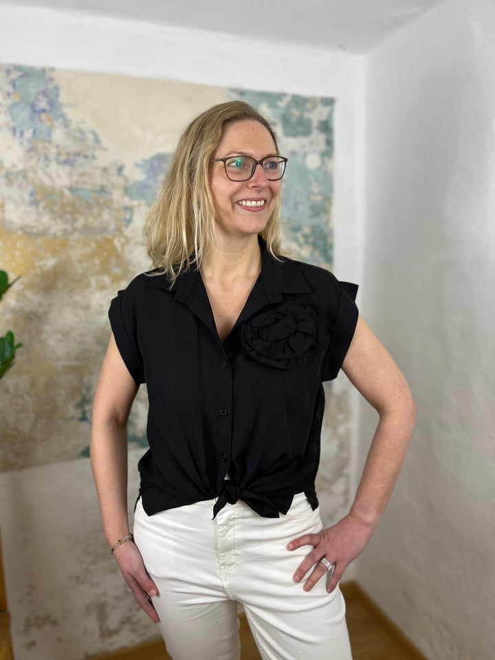 Bluse mit Ansteckblüte, ärmellos