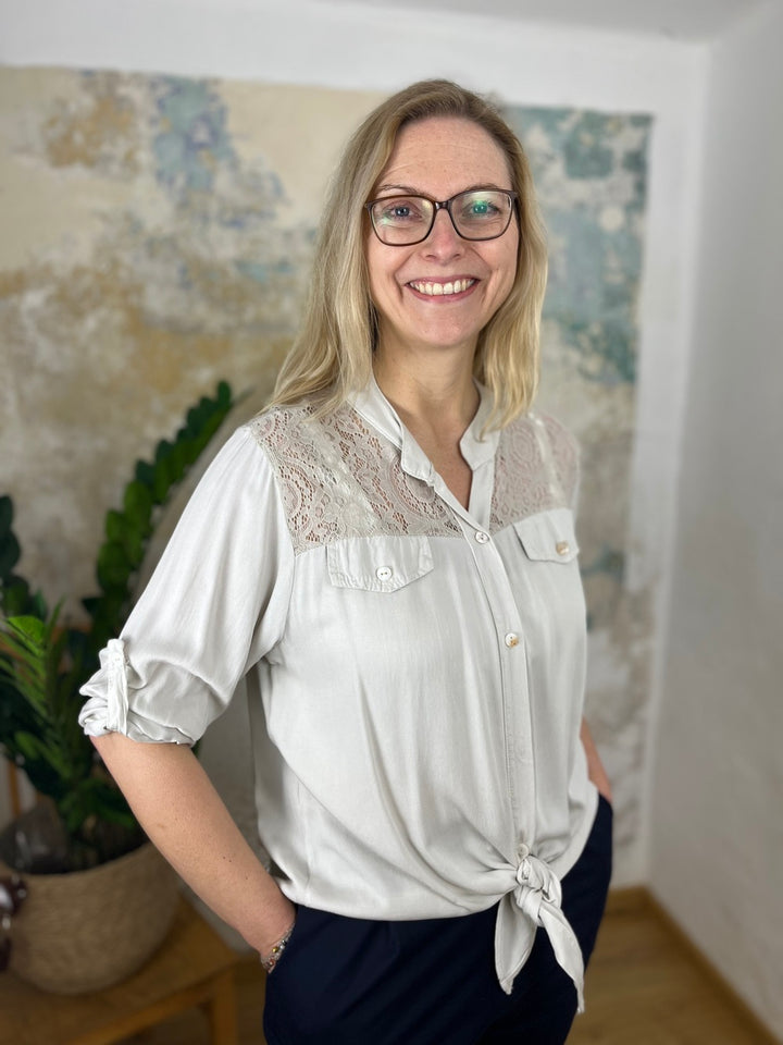 Bluse mit Spitzeneinsatz in Feincordoptik