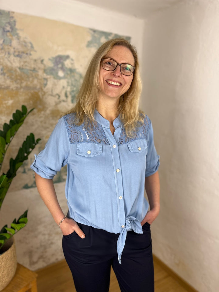 Bluse mit Spitzeneinsatz in Feincordoptik