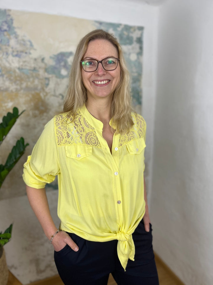 Bluse mit Spitzeneinsatz in Feincordoptik