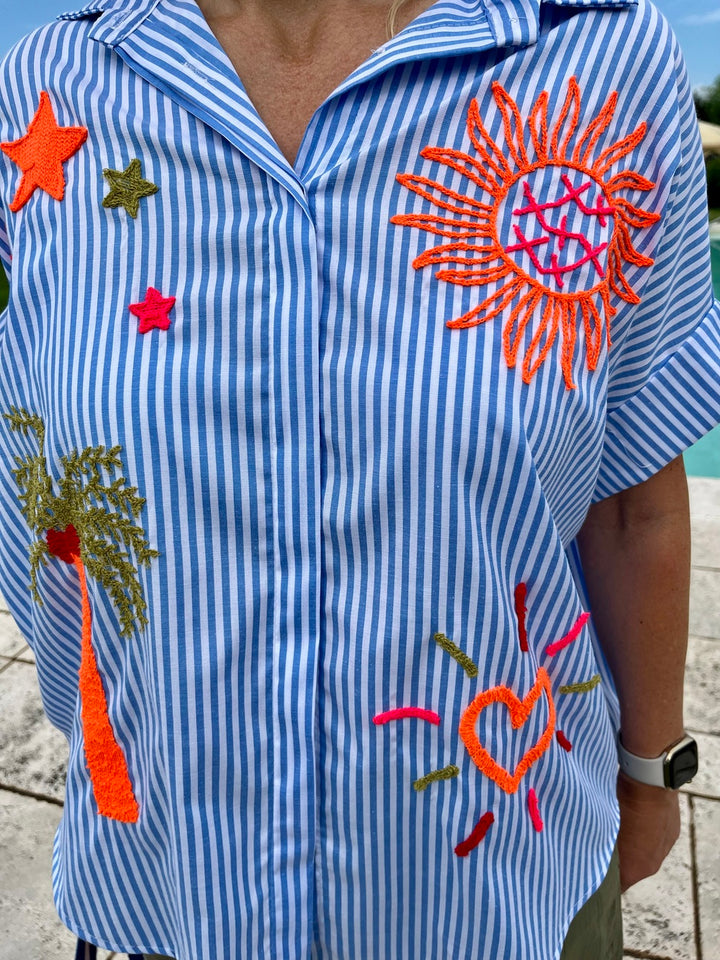 Oversize-Streifenbluse mit Stickerei