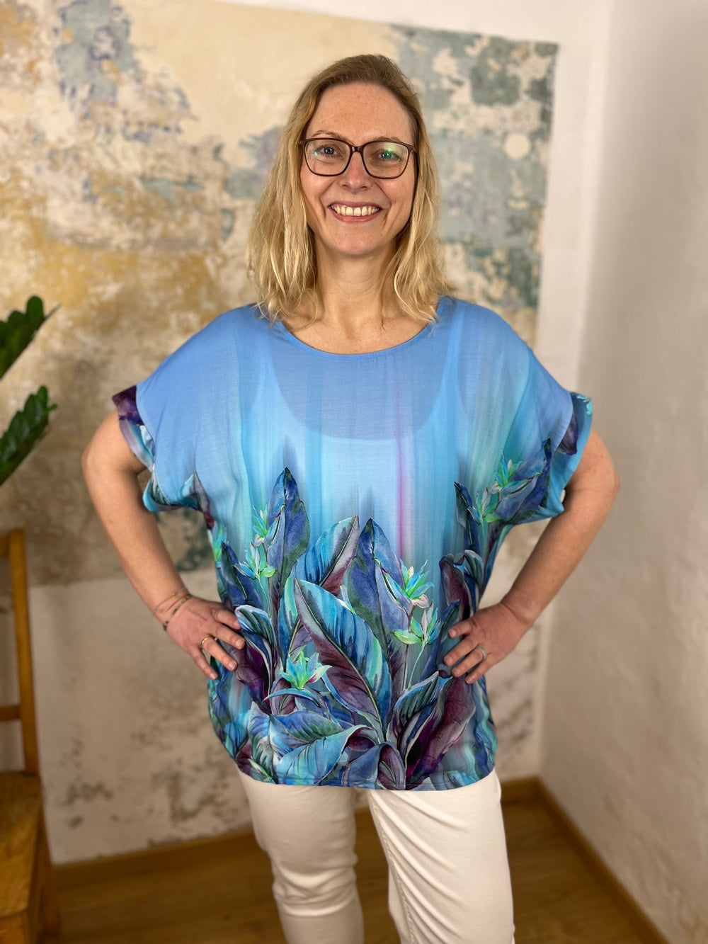 Blusenshirt im Alloverdruck, überschnittener Arm