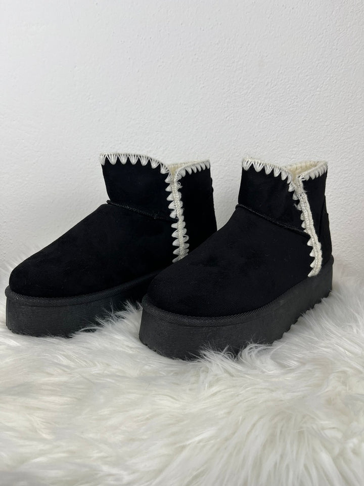 Boots mit Plateausohle und Kontrastnähten, schwarz