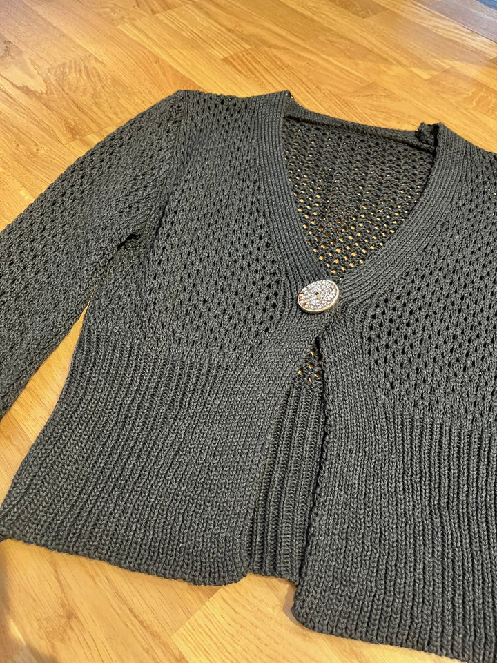 Strickjacke, Ajourmuster mit Knopf
