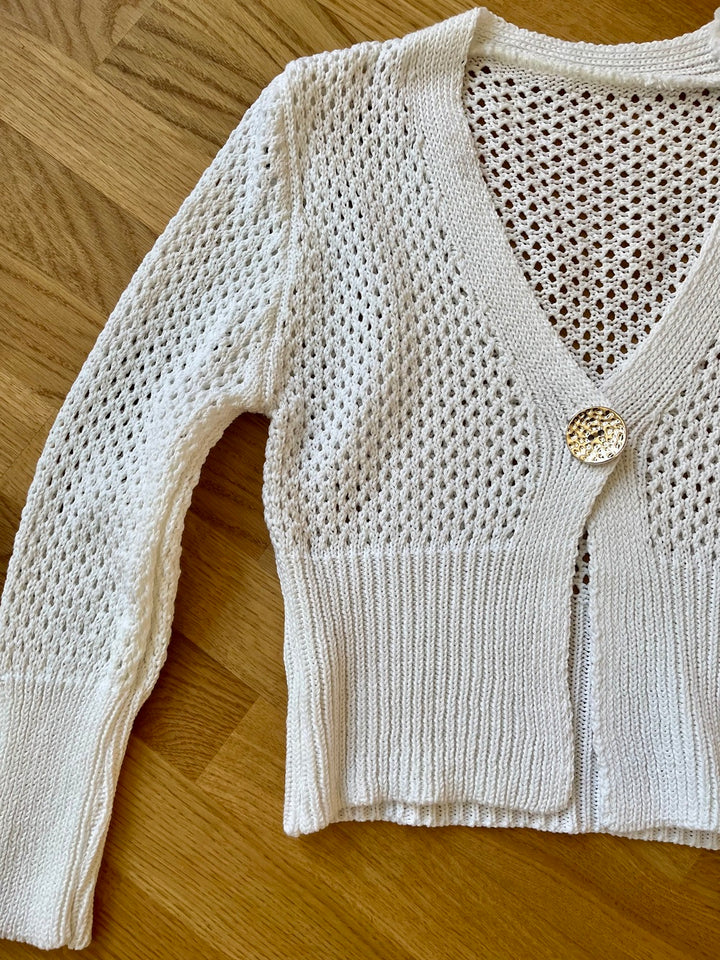 Strickjacke, Ajourmuster mit Knopf