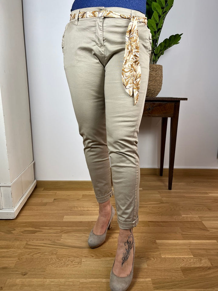 Chino mit Stoffgürtel gemustert