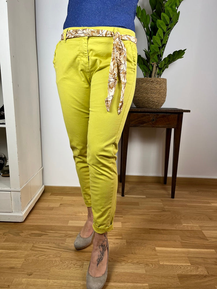 Chino mit Stoffgürtel gemustert