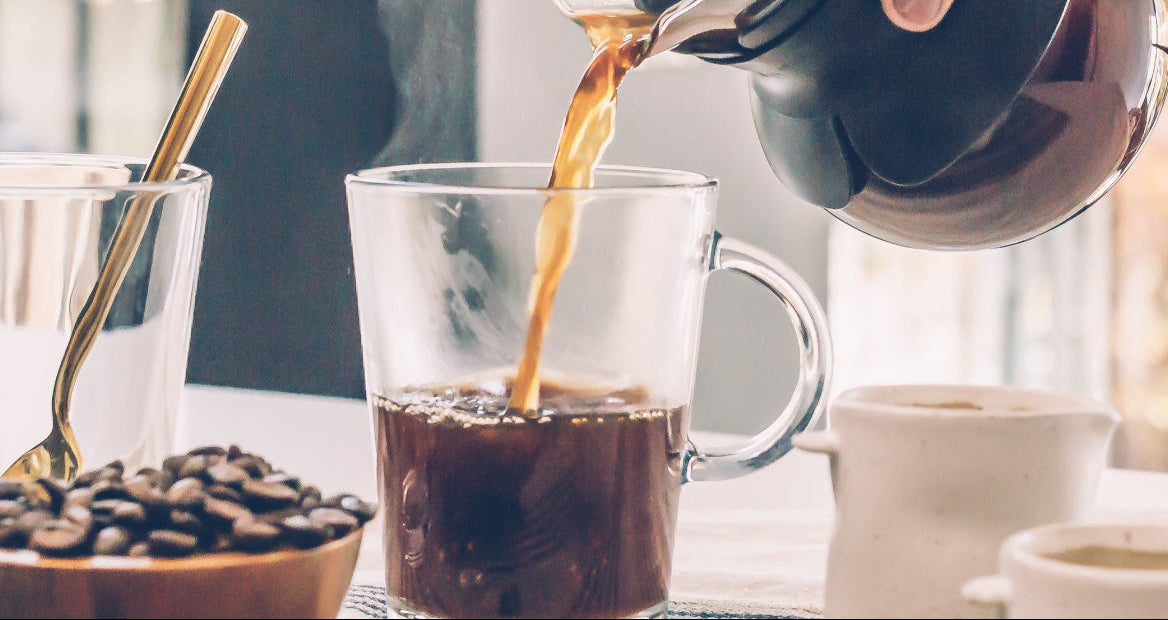 Italienisch gerösteter Alps Kaffee, frisch gebrüht und stilvoll in eine Glastasse gegossen für besten Kaffeegenuss.