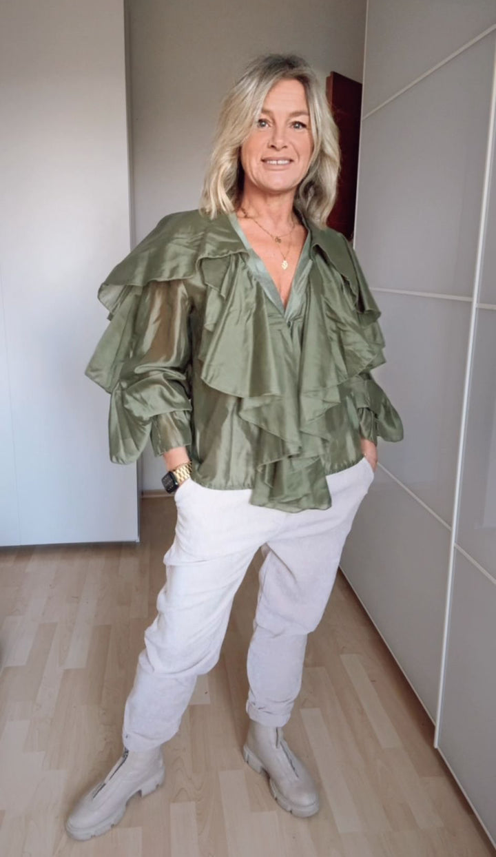 Bluse mit Rüschen, khaki von Bella Vita - Mode & Lifestyle