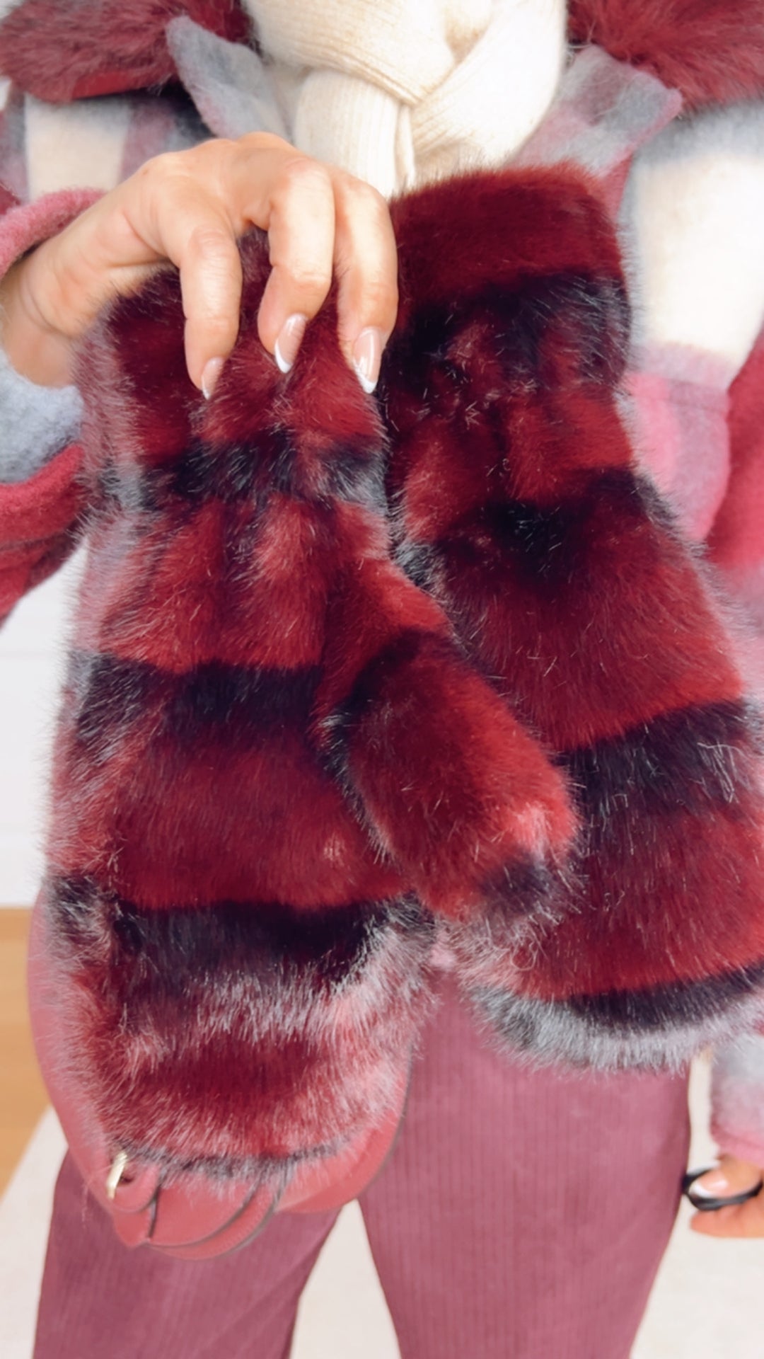 Fäustlinge aus Fellimitat, bordeaux von Bella Vita - Mode & Lifestyle