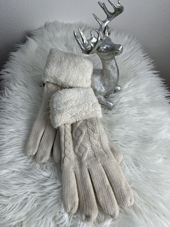 Handschuhe mit Zopfmuster und Teddy-Besatz