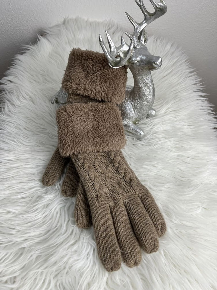 Handschuhe mit Zopfmuster und Teddy-Besatz
