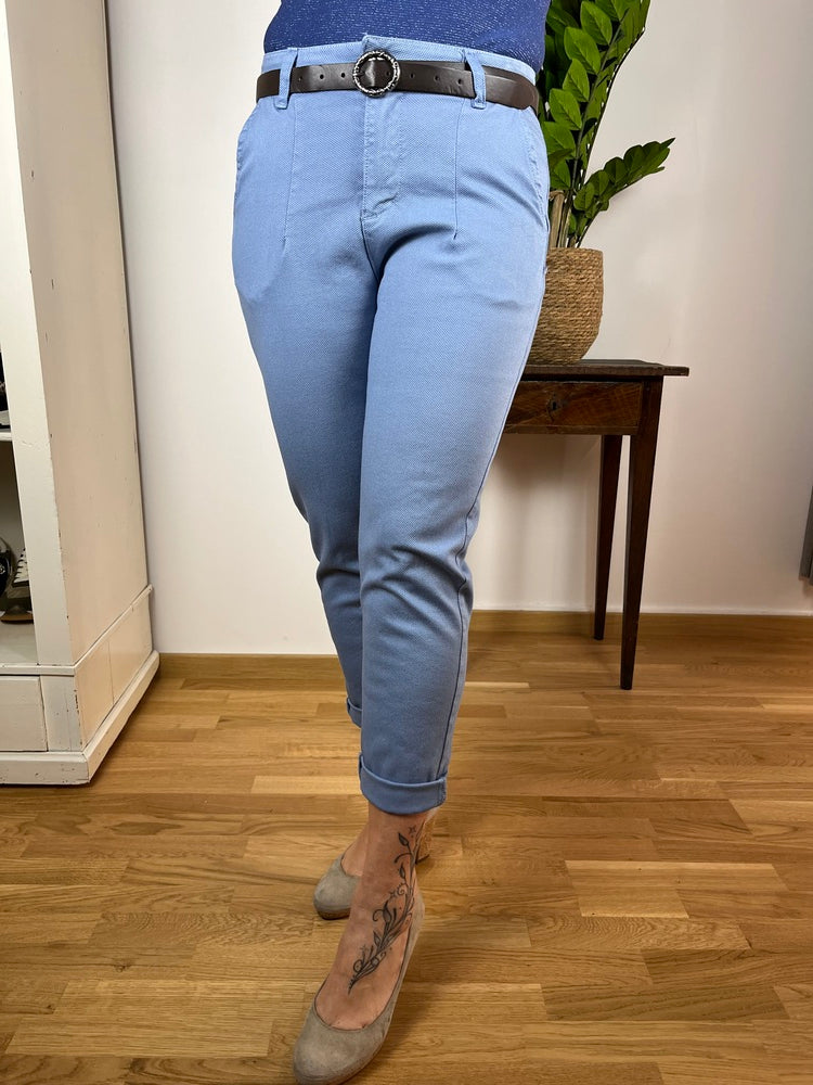 Chino in Strukturware mit Ziergürtel