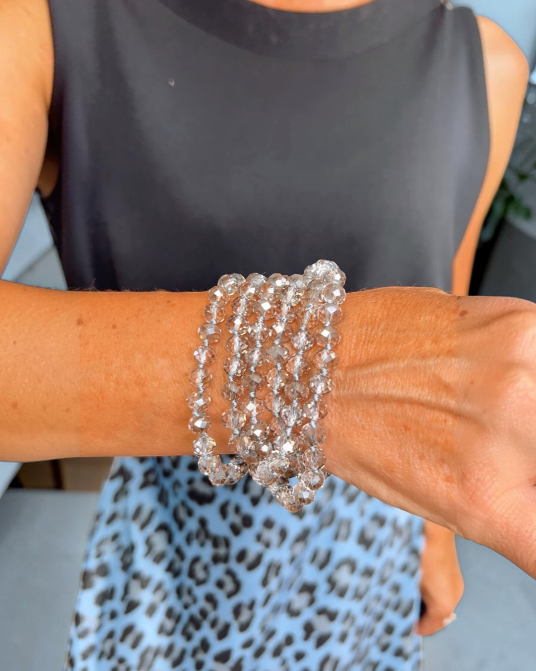 Collana realizzata con pietre di vetro, nere