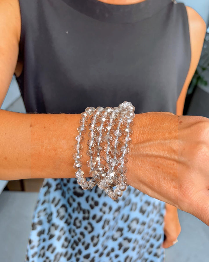Collana realizzata con pietre di vetro, nere