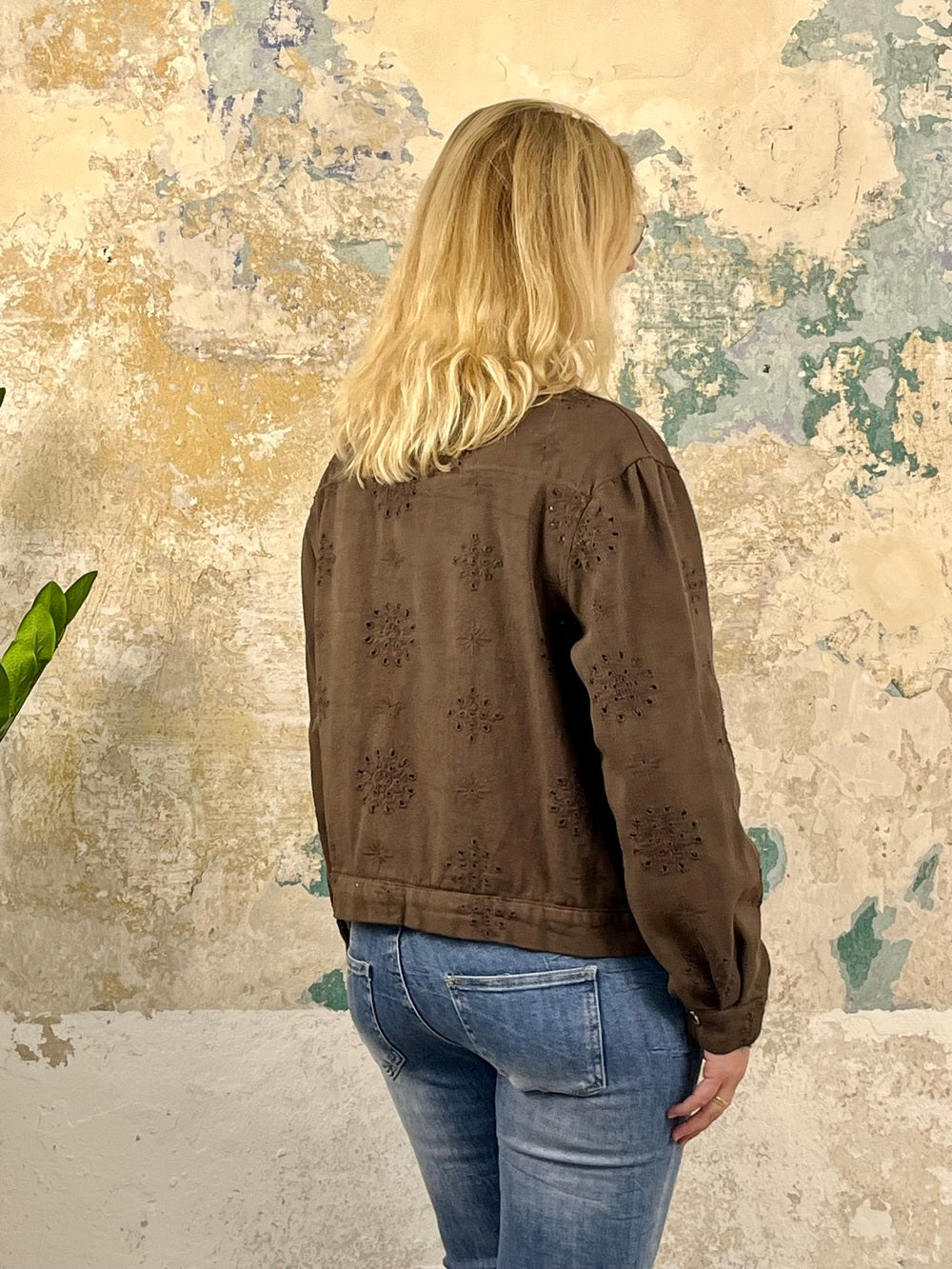 Jeansjacke mit Lochstickerei, braun