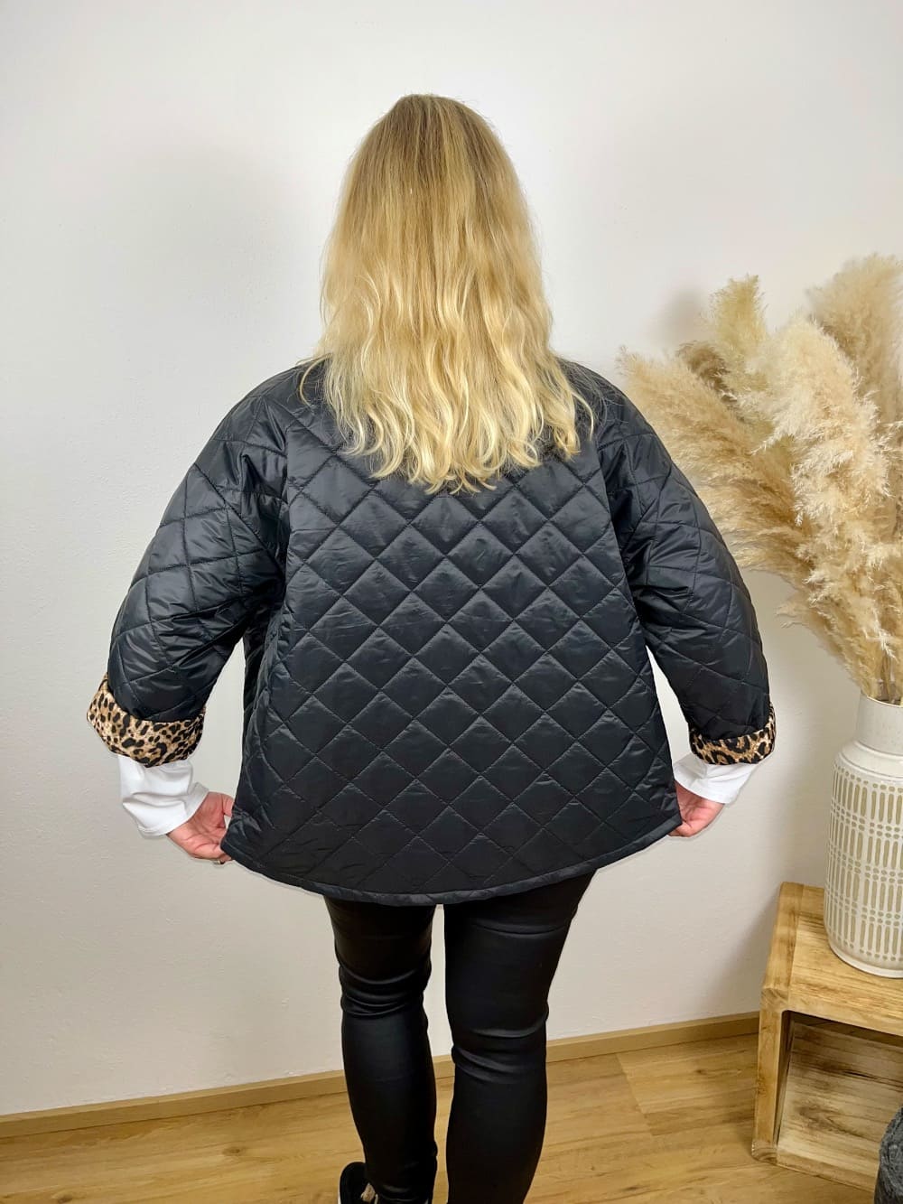 Steppjacke mit Zierbrosche Leo, schwarz von Bella Vita - Mode &amp; Lifestyle