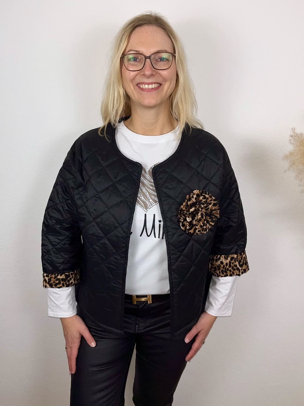 Steppjacke mit Zierbrosche Leo, schwarz von Bella Vita - Mode & Lifestyle